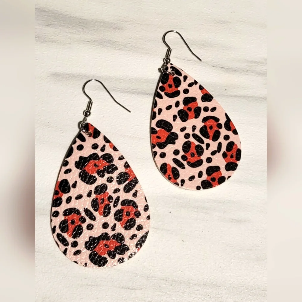 Pink leopard print‎ leather earrings//boho//cowgirl//Southwestern//